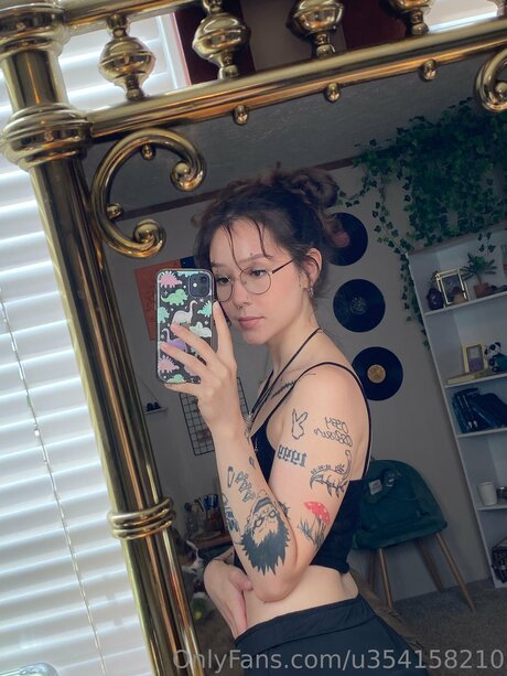 金髪の顔射オンリーファンズ エロチック 画像