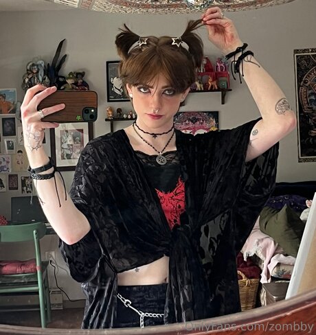 ぽっちゃりブロンドのオンリーファンズ アート裸 ギャラリー