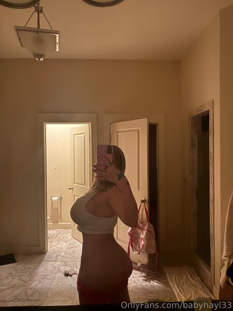 小さいチンポのシーメールオンリーファンズ セクシーヌード 写真