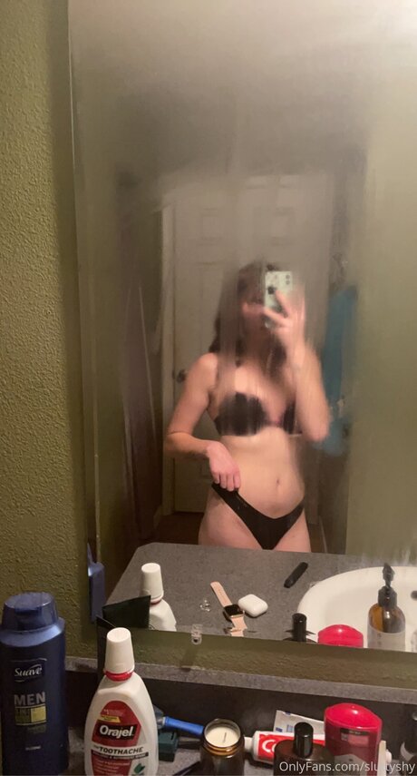 Sluttyshy ポルノスター 独占 写真