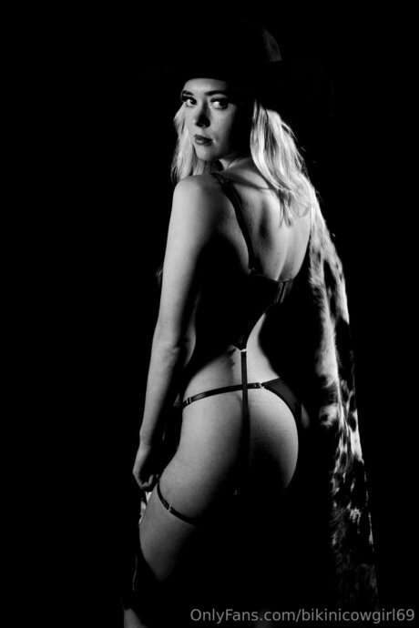 黒髪の熟女オンリーファンズ ポルノ 写真