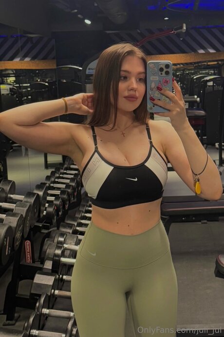 Juli Jul ヌードスター 画像