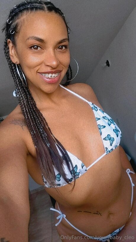 Your Goddess Cleo エロティックなモデル 写真