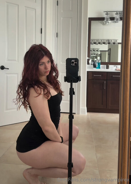 Strongvampirex ポルノモデル 画像