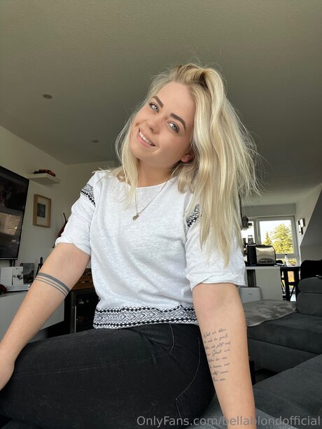 Bellablondofficial エロティックなスター 画像