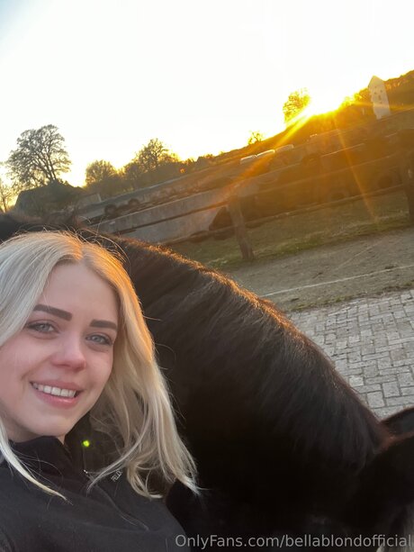 Bellablondofficial 最高の女優 写真