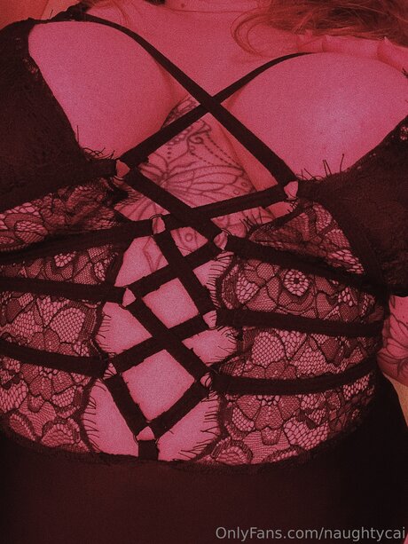 Naughtycai ポルノ女優 画像