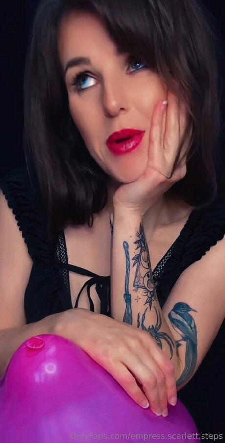 Empress Scarlett Steps 裸の女優 写真