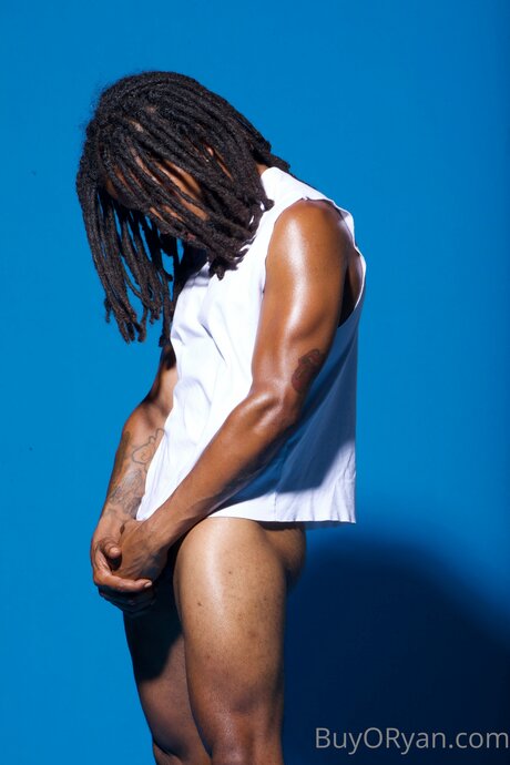 貞操帯オンリーファンズ セクシー 写真