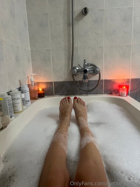 Petite Island ホット女優 画像