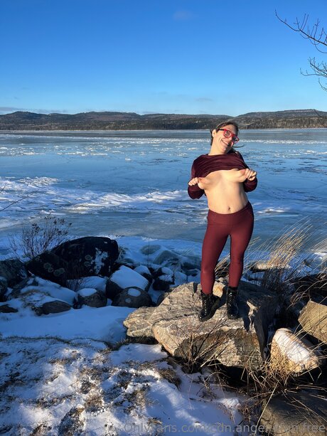 ぽっちゃりブロンドのオンリーファンズ ポルノ 写真