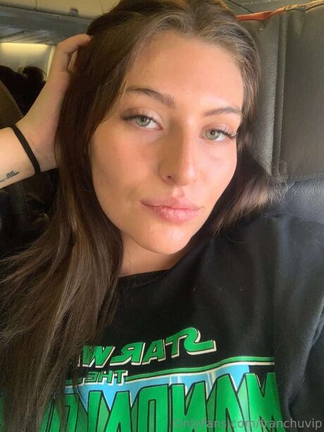 ミラーセルフィーオンリーファンズ ヌード 写真