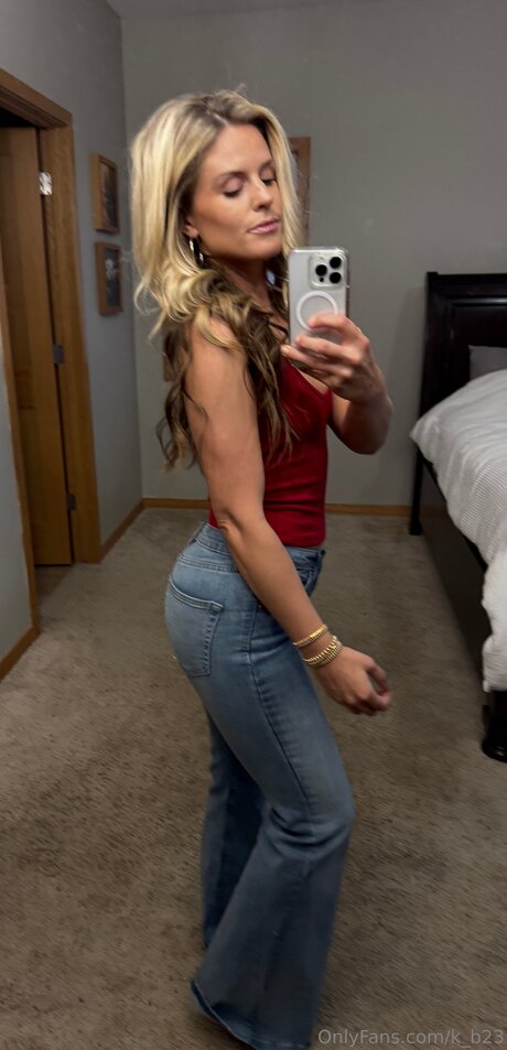 金髪の小人オンリーファンズ セクシー裸 写真