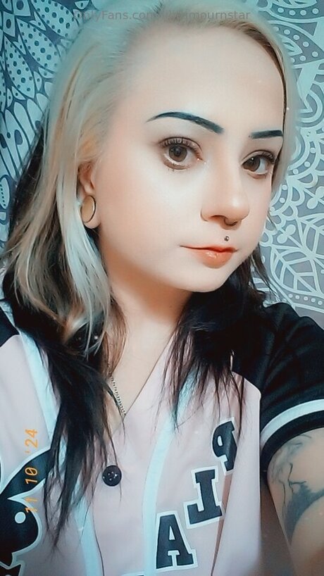 ティーンフィンガリングオンリーファンズ アートxxx 写真