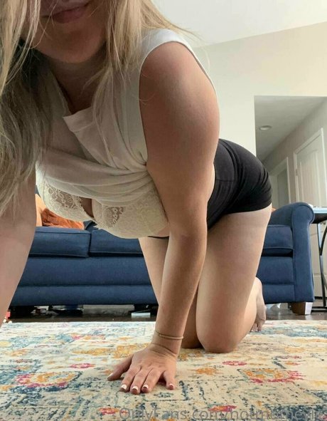 ティーンランジェリーオンリーファンズ 美しいヌード 画像