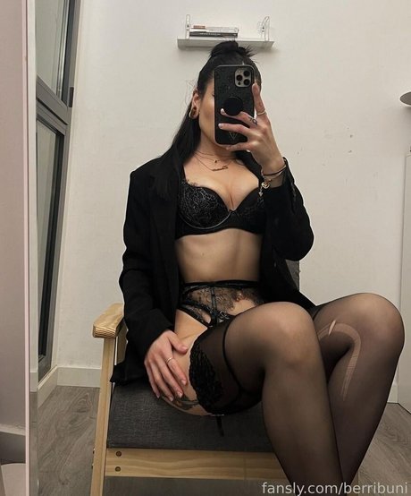 アラブ人妻オンリーファンズ セクシー 画像