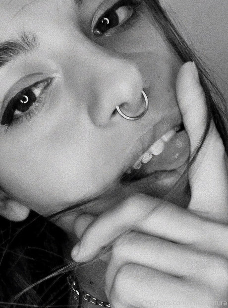 ストリップヌードオンリーファンズ ホットセックス 画像