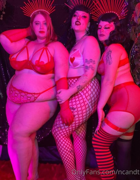 小さいチンポのシーメールオンリーファンズ エロチック 画像