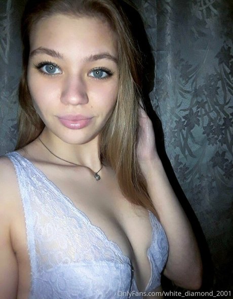 曲線美のランジェリーオンリーファンズ えろ ギャラリー