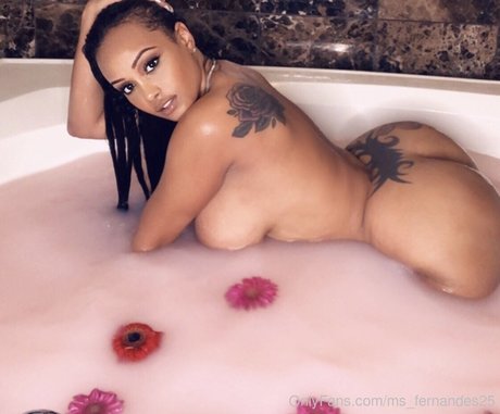 巨乳熟女オンリーファンズ エロ 写真