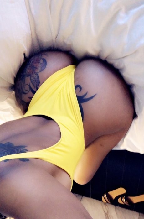 大きなお尻と巨乳のオンリーファンズ セクシーヌード ギャラリー