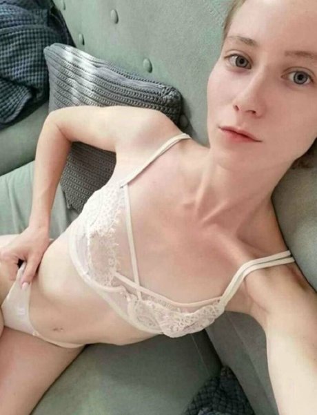 エモな痴女オンリーファンズ エロチック 画像