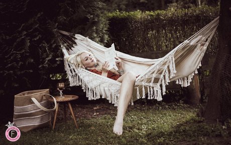 かわいいブロンドのオンリーファンズ アートヌード 写真