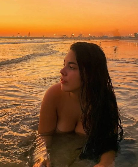 巨乳ストリップオンリーファンズ アートヌード 画像