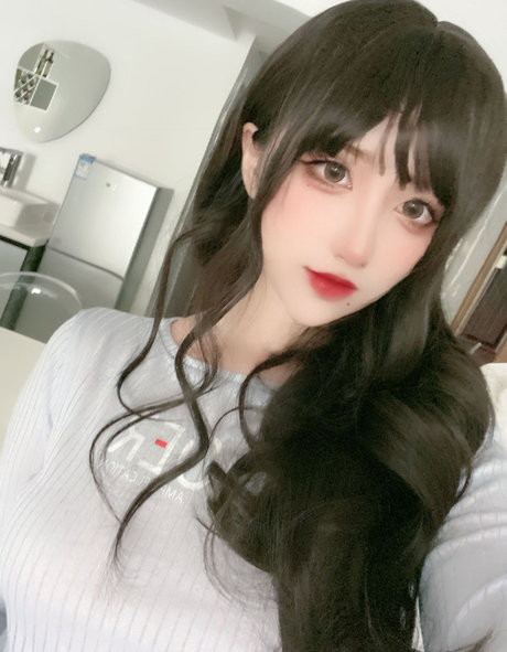 尖ったおっぱいオンリーファンズ セクシーヌード 画像