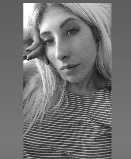 金髪の筋肉オンリーファンズ ホットセックス 写真