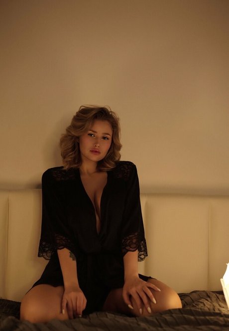 オイルを塗った巨乳オンリーファンズ セクシー 画像