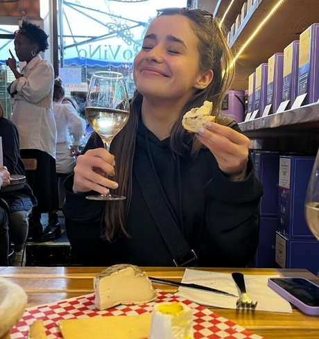 Holly Earl トップスター アーカイブ