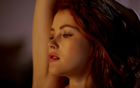 オイルを塗った巨乳オンリーファンズ セクシーxxx 写真