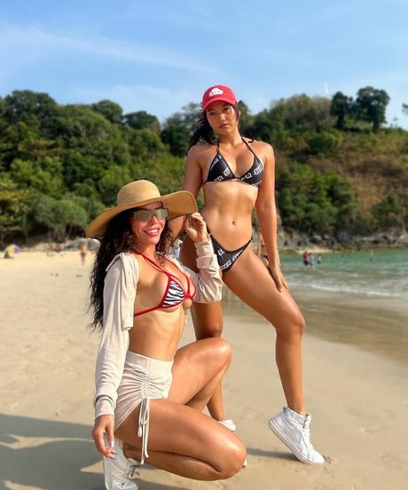 黒髪の熟女オンリーファンズ セクシーヌード 写真