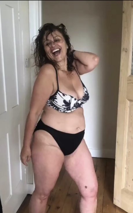 ミラーセルフィーオンリーファンズ 無料セックス 写真