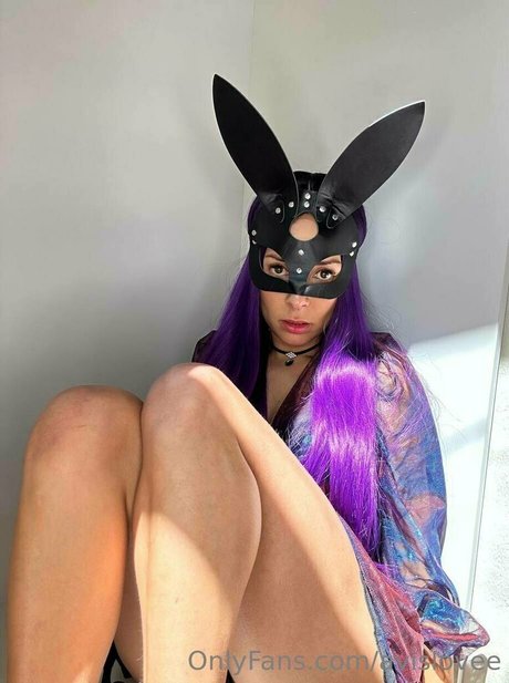 avislovee ポルノスター ヌード 画像