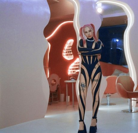 スキニーモデルオンリーファンズ エロ 写真