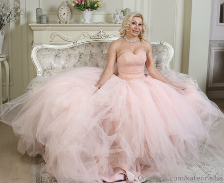 Katerinalba ポルノモデル 写真