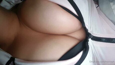 ヌード熟女オンリーファンズ 美しいヌード 画像