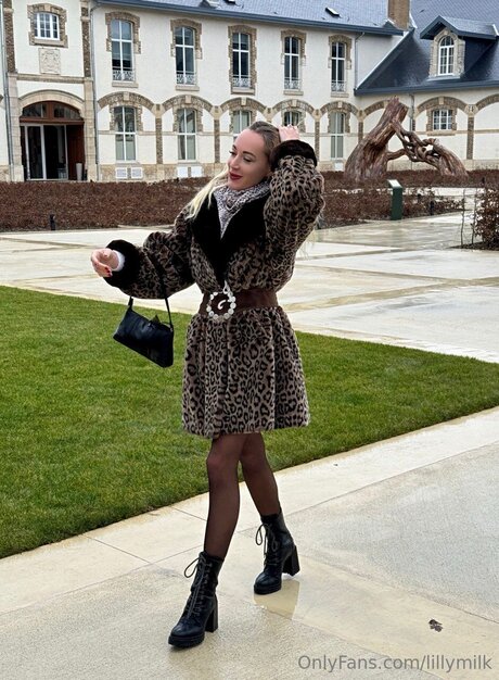 Lillymilk ポルノスター 美しい ギャラリー