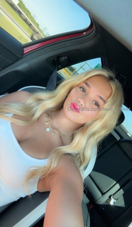 Lexii violett セクシーモデル 写真