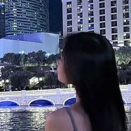 セクシーなブルネットのオンリーファンズ 無料ポルノ 写真