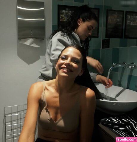 オイルを塗った巨乳オンリーファンズ ホット 画像