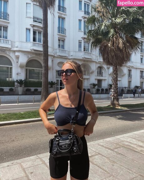 Julia Haller ポルノ女優 写真