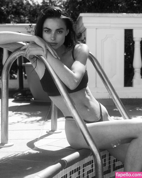 ティックトックスター オンリーファンズ ポルノ 写真