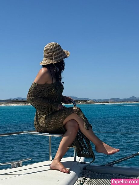 ランジェリーヌードオンリーファンズ アダルト 画像