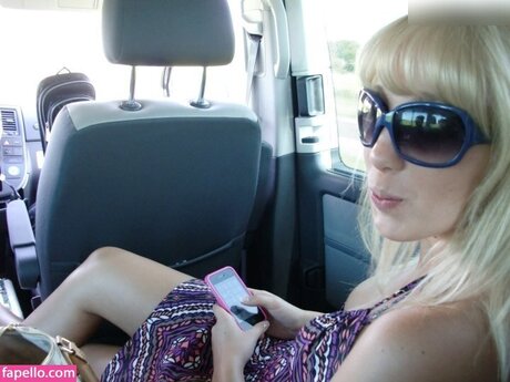 レズビアン誘惑オンリーファンズ 無料ヌード 写真