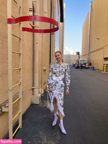 Hermione Corfield 完璧なスター 写真