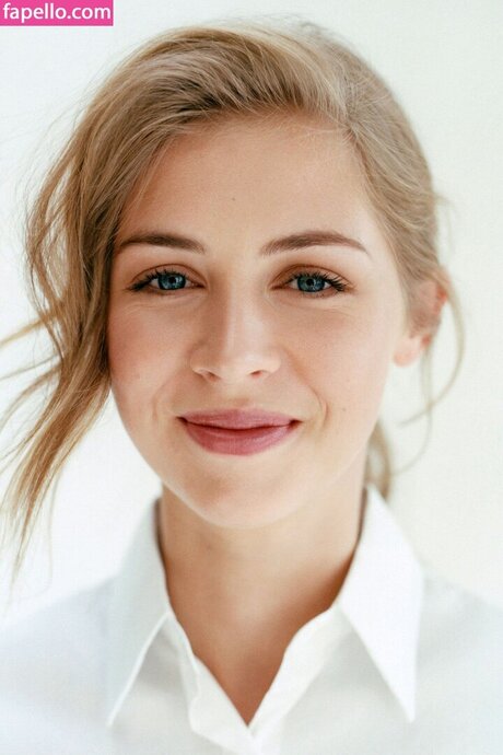 Hermione Corfield 完璧なスター アーカイブ