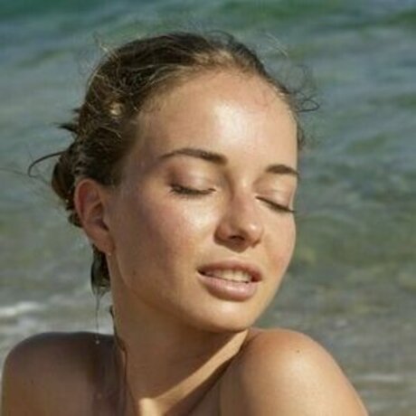 ニューハーフの乗馬オンリーファンズ アート裸 ギャラリー